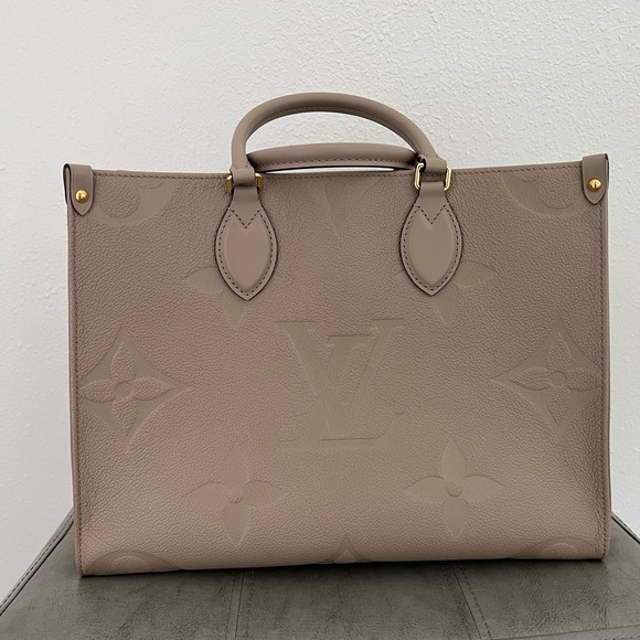 Louis Vuitton Onthego MM | Turtledove - Picture 6 of 11